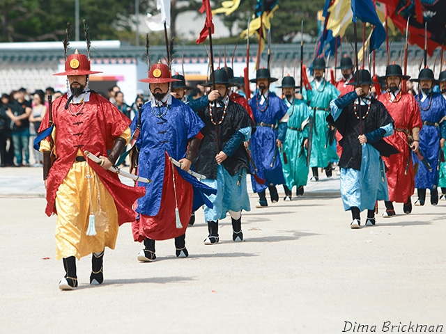 &#8230; а за ними шел начальник королевской охраны со свитой, &#8230;
