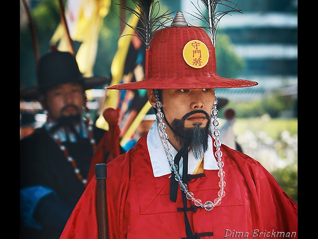 &#8230; а когда он приблизился, и я смог посмотреть ему в глаза, то, не смотря на наклеенные бороду и усы, прочел в них горячее желание, не задумываясь ни на минуту, отдать жизнь за короля, &#8230;