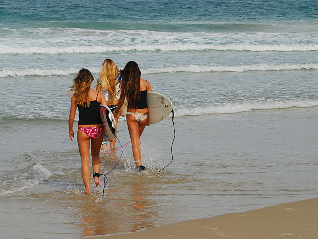 На пляже Акадия в Герцлии отдыхающие спасли трех тонущих девушек  