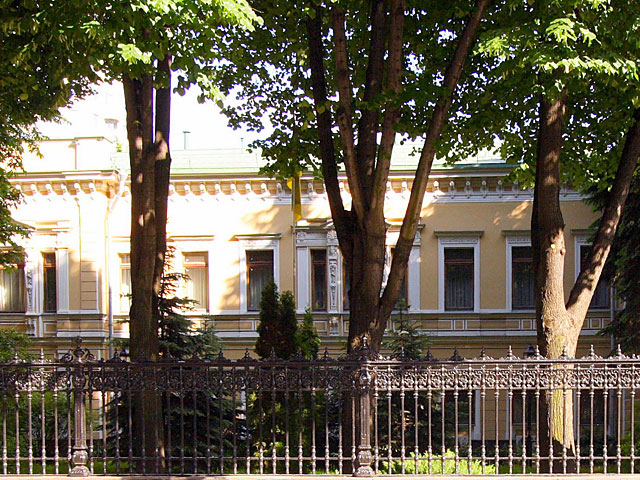 Проверяется сообщение о бомбе в здании посольства Украины в Москве  