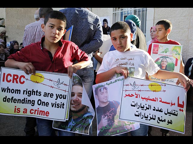 Родственники палестинских заключенных перед штаб-квартирой "Красного Креста" в Шейх Джаррахе.. 31 мая 2016 года 