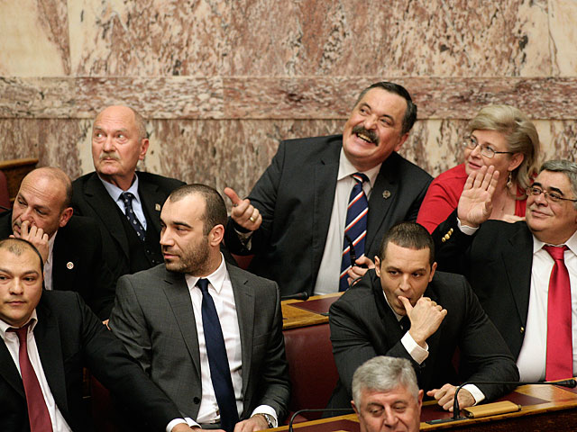 Депутат парламента от неонацистской партии "Золотая Заря" Кристос Паппас (в центре)