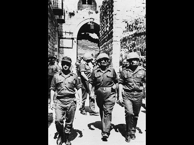 Узи Наркис, Моше Даян и Ицхак Рабин  в Старом городе после взятия под контроль Иерусалима. 1967 год  