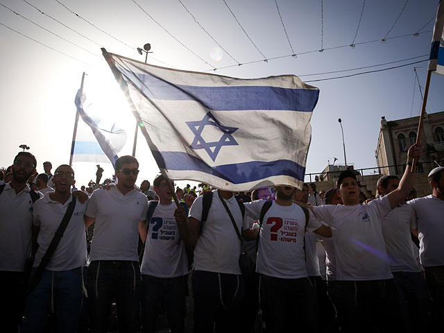 Десятки тысяч израильтян принимают участие в Марше с флагами в Иерусалиме  