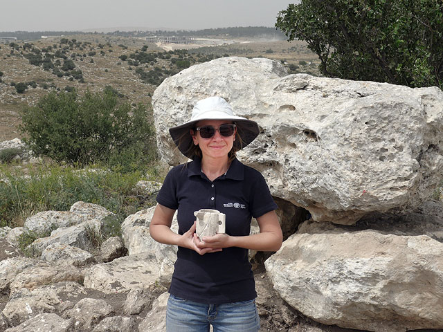 Археолог Дженни Маркус с каменной чашей  периода Второго храма 