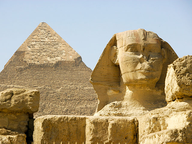 Террористы ИГ угрожают взорвать знаменитые египетские пирамиды в Гизе  