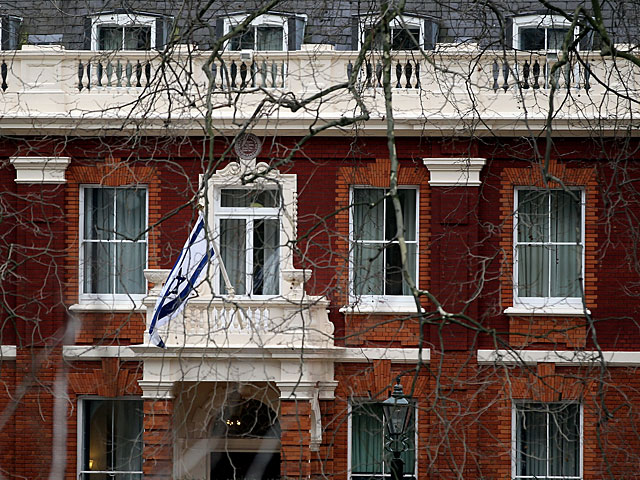 Подозрительный автомобиль около посольства Израиля в Лондоне уничтожен методом контролируемого взрыва  