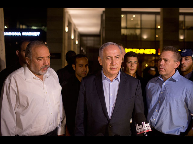 Авигдор Либерман, Биньямин Нетаниягу и Гилад Эрдан на месте теракта. 8 июня 2016 года