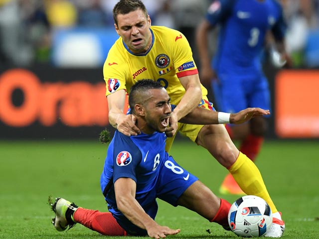 На "Стад де Франс" состоялся матч открытия чемпионата Европы 2016 года. Французы в тяжелейшем поединке победили сборную Румынии 2:1