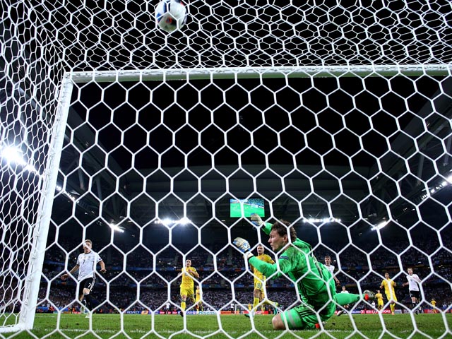 Швайнштайгер (Манчестер Юнайтед) вогнал мяч под перекладину 2:0