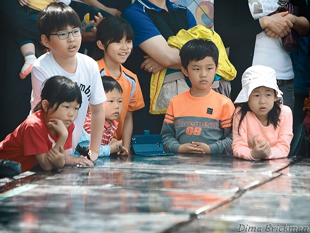&#8230; Ну а  южнокорейские дети, которые на них смотрели, желание Благородных Роботов прекрасно понимали