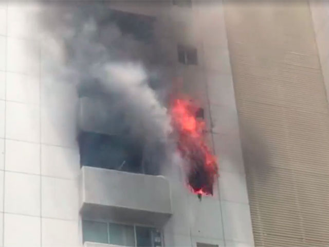 В результате пожара в 15-этажном здании в Рамат-Гане огнем повреждены 10 этажей  
