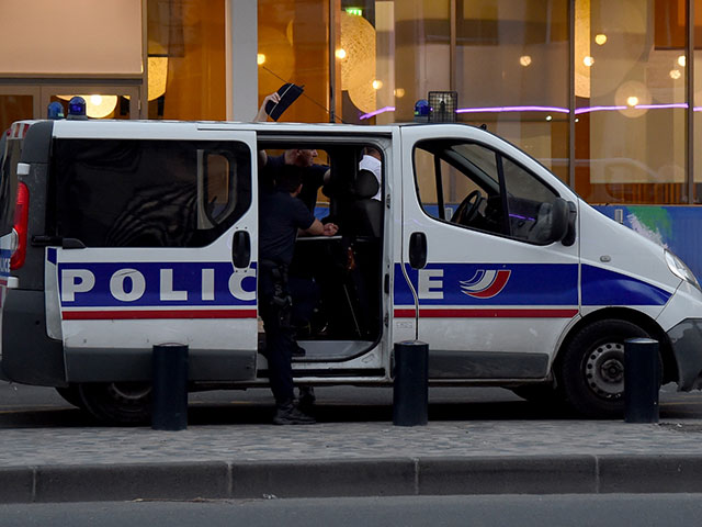 Представитель правительства Франции назвал терактом убийство полицейского и его жены под Парижем