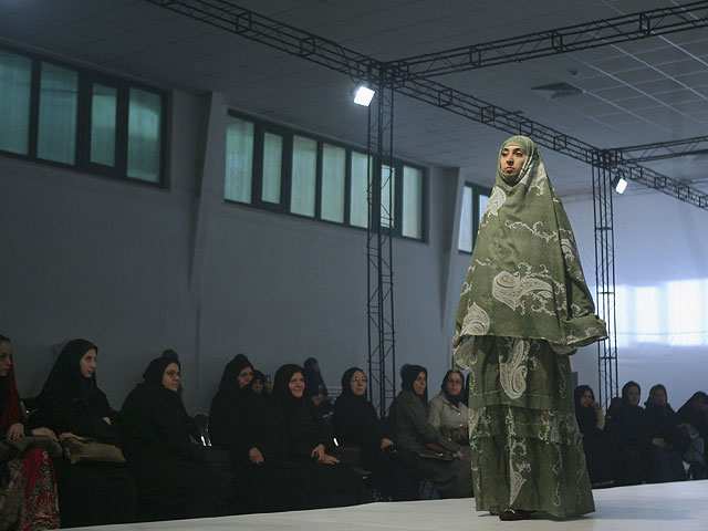 Показ мод в Иране. 2007 год  