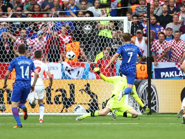 Иван Ракитич (Барселона) вышел один на один и перебросил мяч через Чеха 0:2