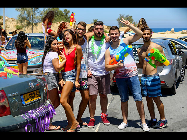 "Прощай, школа": выпускной пляжный бал в Израиле