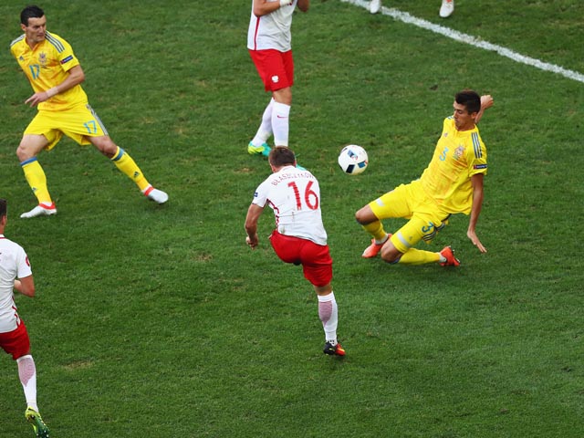 Якуб Блащиковски (Боруссия, Дортмунд, в этом сезоне на правах аренды выступал за Фиорентину) принял ияч в штрафной, сместился и пробил в дальний верхний угол 0:1