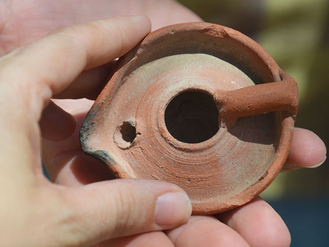Спасатель на пляже около Ашкелона нашел светильник XII века