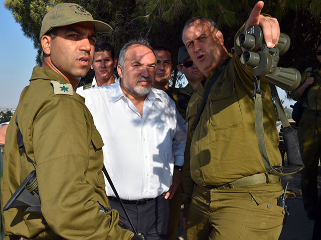 Авигдор Либерман на границе с сектором Газы. 5 июля 2016 года 