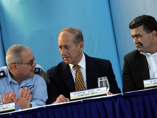 Август 2006-го (слева направо): начальник генштаба Дан Халуц, премьер-министр Эхуд Ольмерт, министр обороны Амир Перец