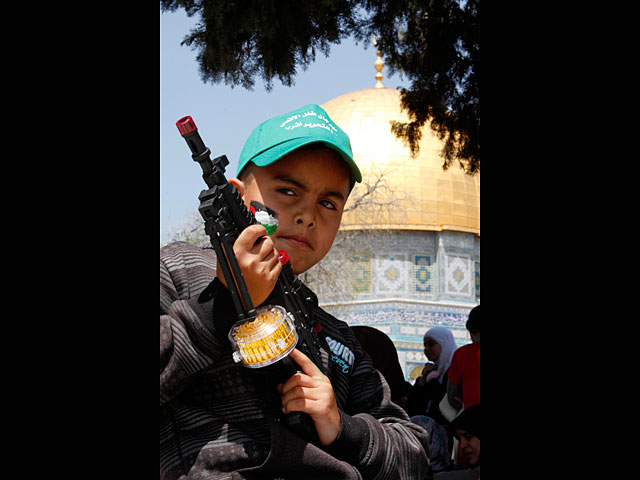 ХАМАС учит ненавидеть и уничтожать израильтян палестинских школьников