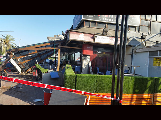 В Холоне автомобиль врезался в ресторан: четверо пострадавших  