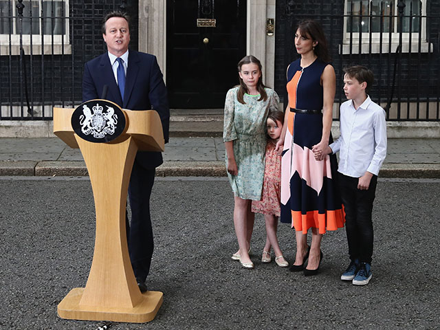 Семья Кэмерон не церемонии в честь отставки премьер-министра 
