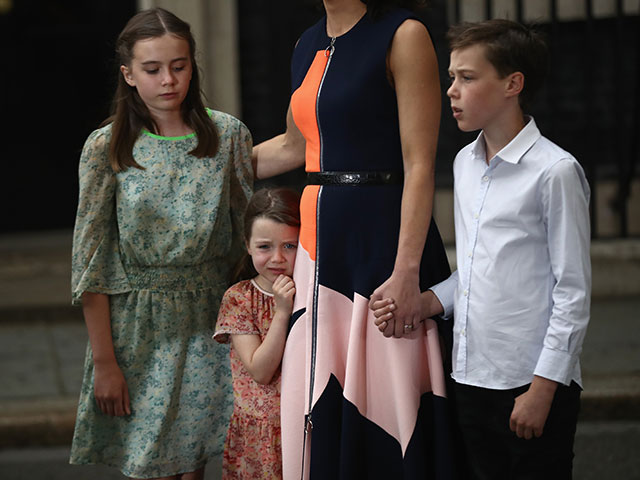 Семья Кэмерон не церемонии в честь отставки премьер-министра