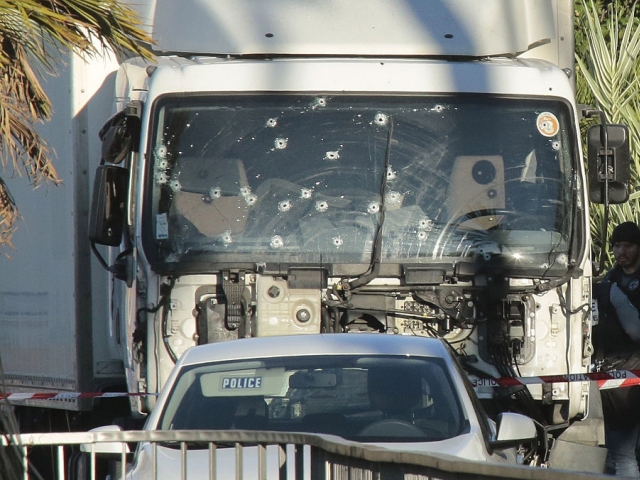 Daily Mail: грузовик террориста простоял на улице девять часов