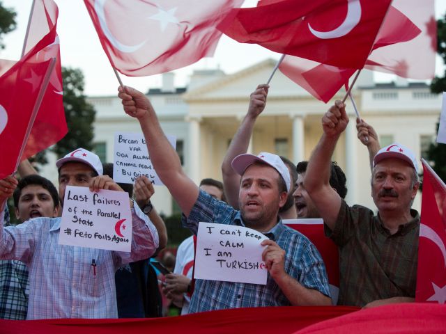 Группа турков, протестующих против действий военных в Турции. Вашингтон, 15 июля 2016 года