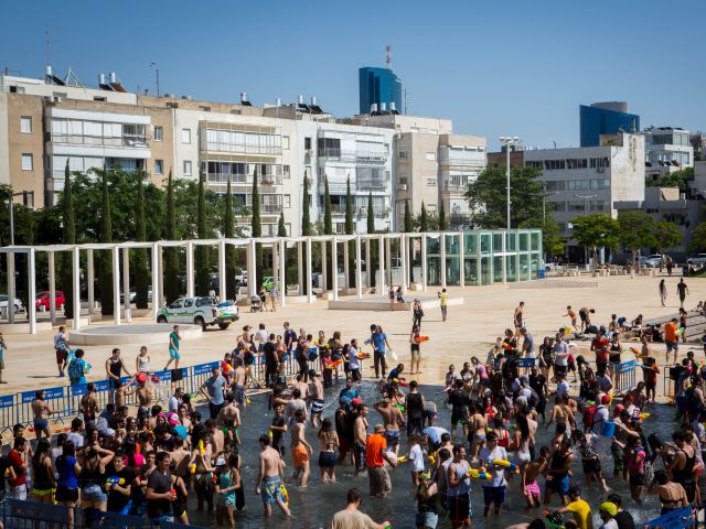 На площади перед театром "Габима". 15 июля 2016 года