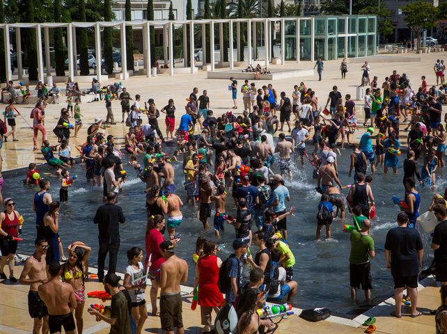 На площади перед театром "Габима". 10 июля 2015 года