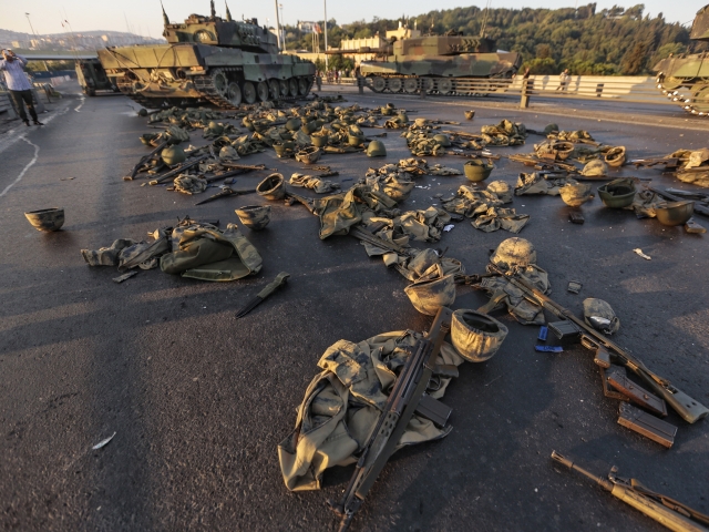 Брошенное мятежниками оружие. Стамбул, 16 июля 2016 года