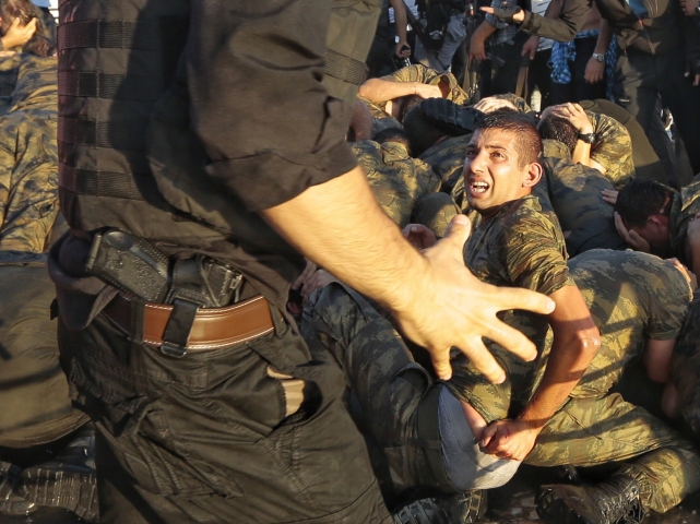Арестованные мятежники в Стамбуле, 16.07.2016