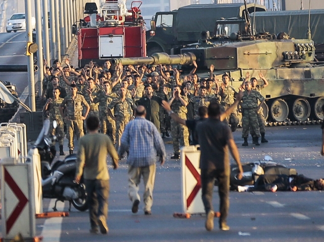 Мятежники сдаются. Стамбул, 16.07.2016