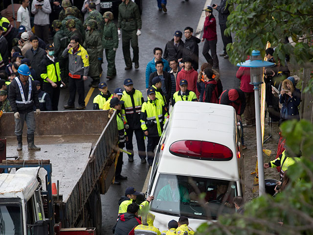 В Тайване разбился и загорелся автобус, десятки погибших    