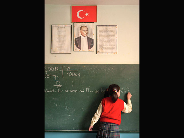 Турецкий минпрос закрывает 626 учебных заведений   