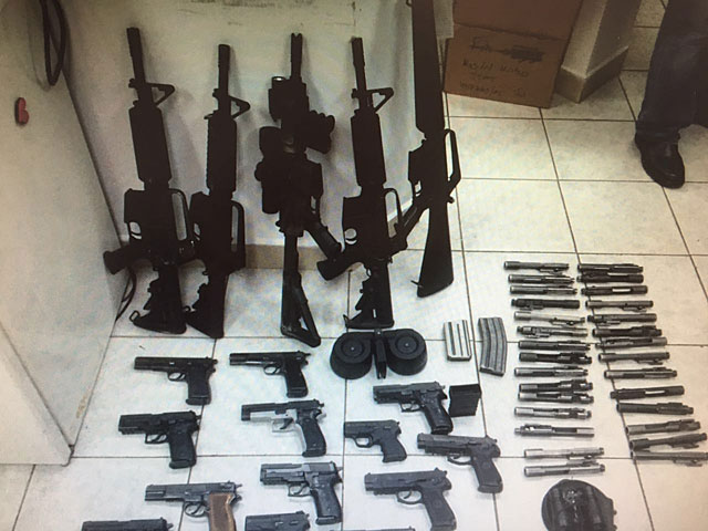 У задержанных изъяты пять автоматических винтовок M-16, 13 пистолетов, 29 комплектов для самостоятельной сборки оружия, магазины, бинокли, лазерные и телескопический прицелы