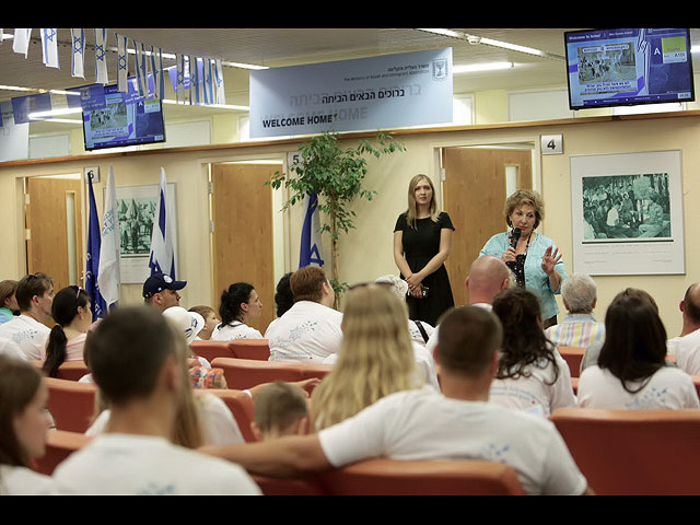 Министр абсорбции Софа Ландвер приветствует репатриантов из Украины в аэропорту имени Бен-Гуриона. 26 июля 2016 года  