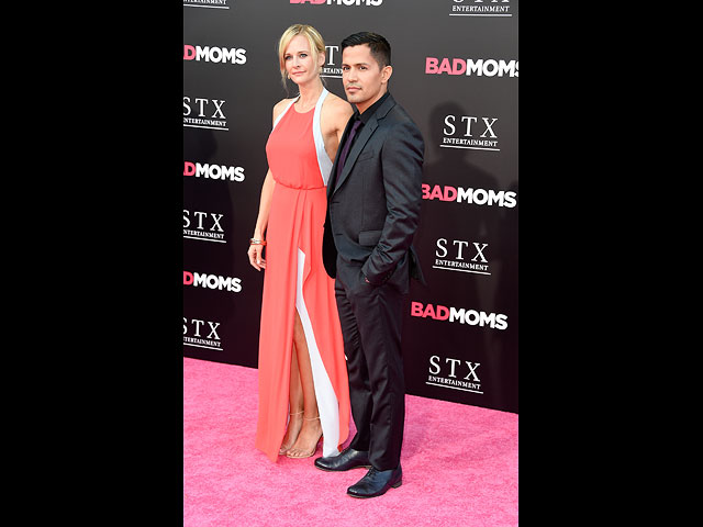 Джей Хернандес и Даниэлла Деутшер на премьере фильма "Bad Moms". 26 июля 2016 года