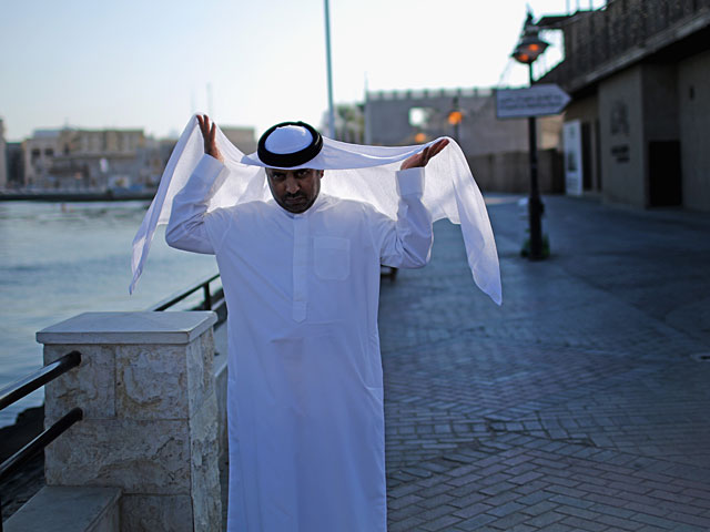 Власти ОАЭ призвали граждан не выделяться за границей и одеваться по-европейски  