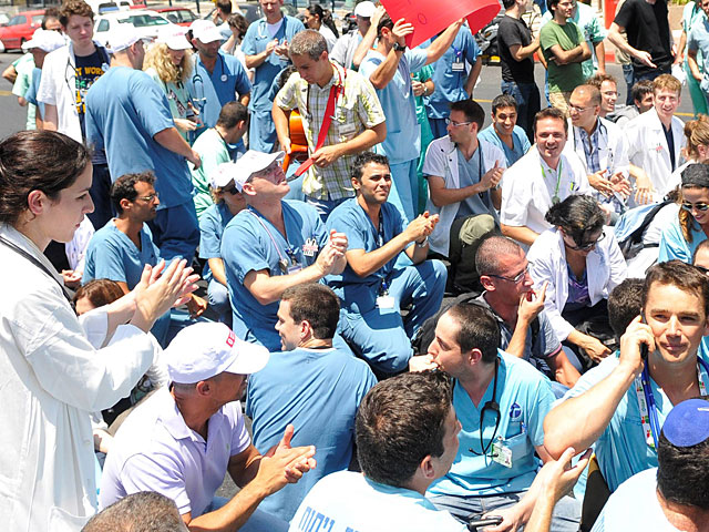 Ординаторы разбили палатку протеста на площади Рабина в Тель-Авиве    