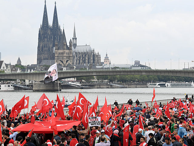 Политические акции в Кельне: демонстрации в поддержку Эрдогана и против него    