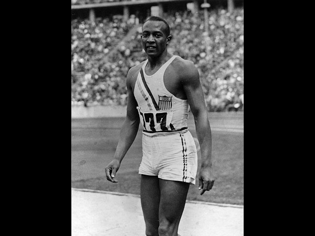 Джесси Оуэнс на Олимпийских играх в Берлине. 1936 год