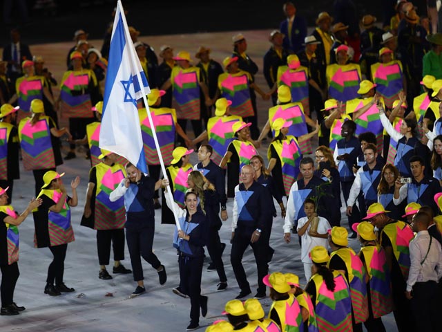 Нета Ривкин несет флаг Израиля