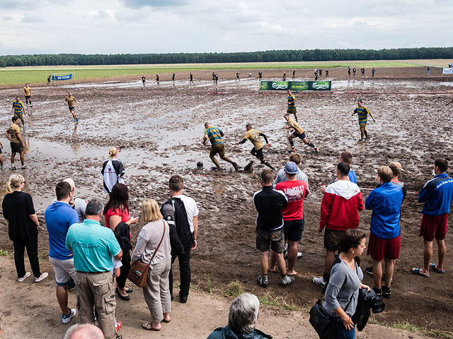 Восьмой чемпионат по "грязному футболу" под Лейпцигом