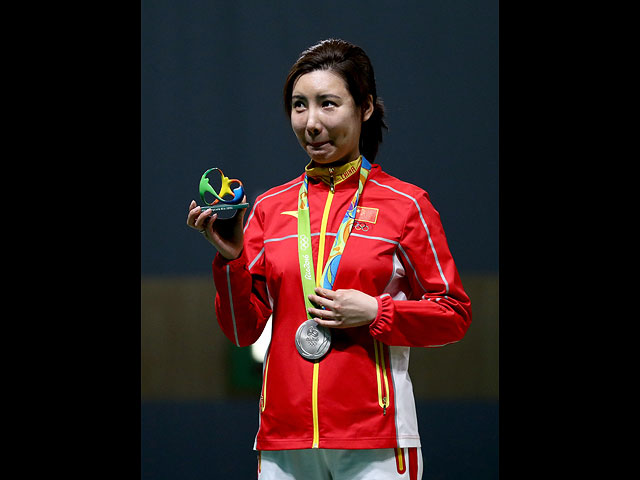Первый олимпийский рекорд - китаянка Ду Ли (стрельба из     пневматической винтовки, дистанция 10 м)