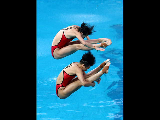 Золото китаянок М. С. У и Ши Тинмао в приыжках в воду     (синхронный трамплин, 3 м)