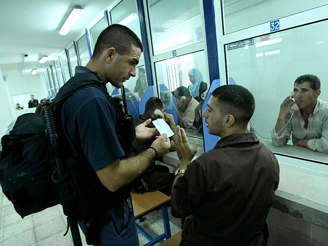 Управление тюрем будет "глушить" телефонные разговоры заключенных ХАМАС    