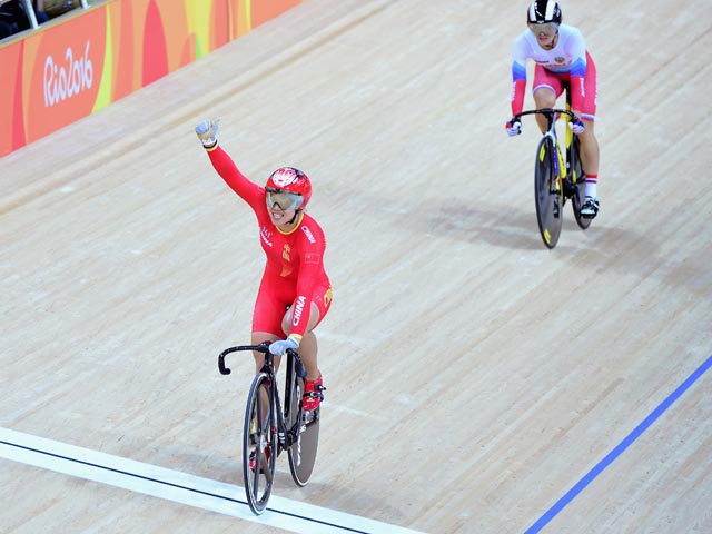 В финале командного спринта китайские велогонщицы победили россиянок